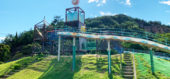 大きな遊具がそびえたつ田井みなと公園の冒険広場
